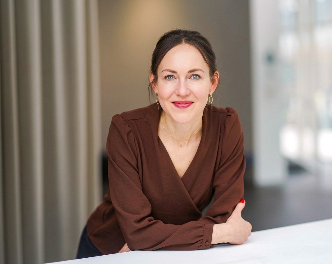 Julia Grasser, Organisationsarchitektin, vor einer Betonwand